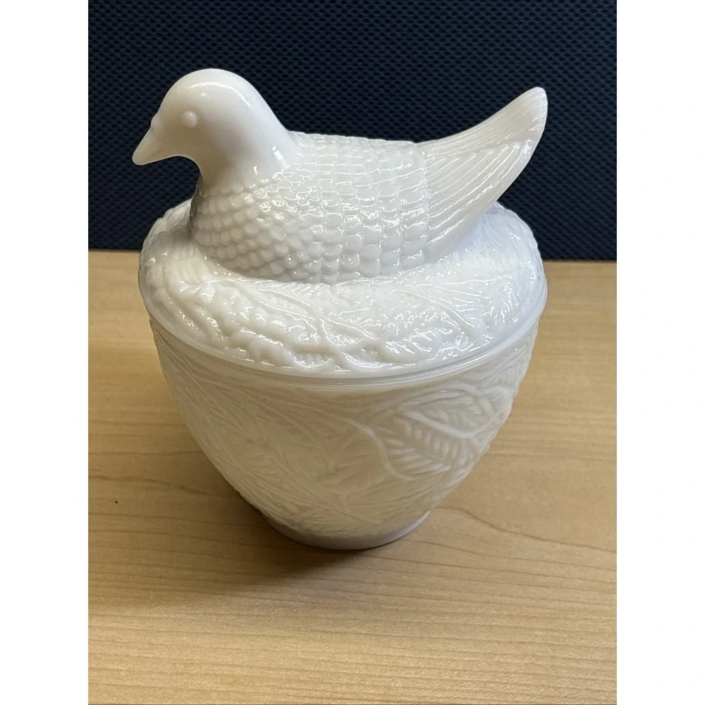 Hen On a Nest Milk Glass Trinket/Candy Covered Dish Vintage Avon 1970's